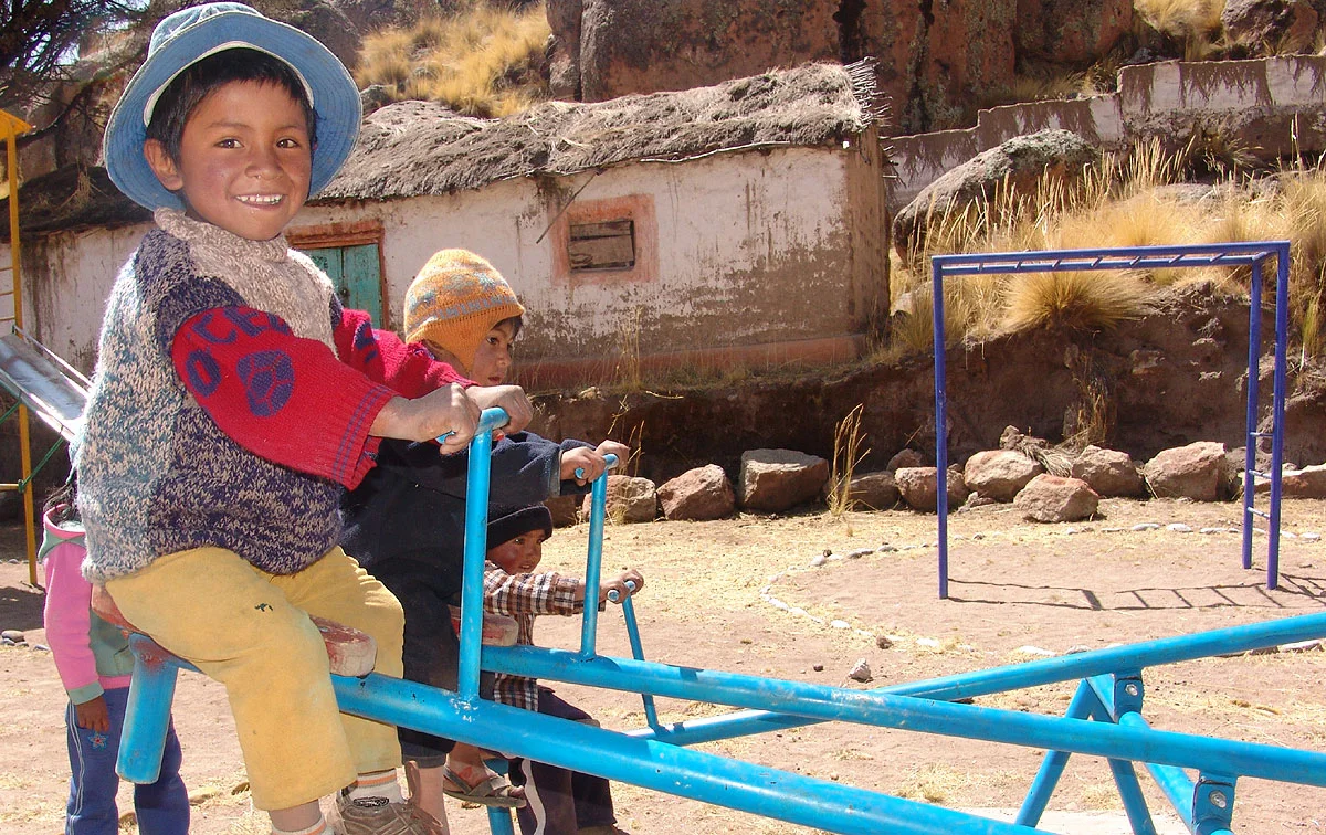 El patio de recreo es el punto de partida.